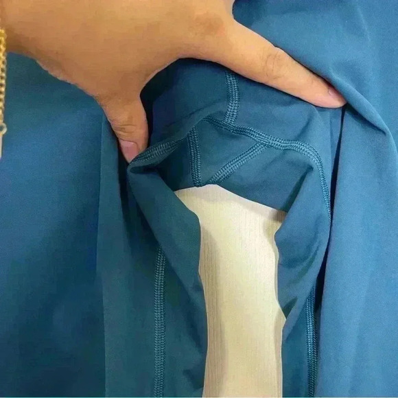 Peloton Women's Teal Blue Essential
Capri Workout Leggings Size XL - Picture 4 of 7